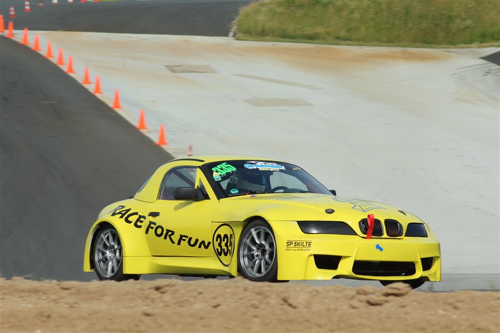Benny Kudahl har til denne sæson bygget en lille fræk BMW Z3, som har det med at række tunge af konkurrenterne. Division 3 køreren er en af dem der kører på semislicks, og han håber på at kunne blande sig helt oppe toppen af divisionen denne weekend.
(Foto: JJ Media)